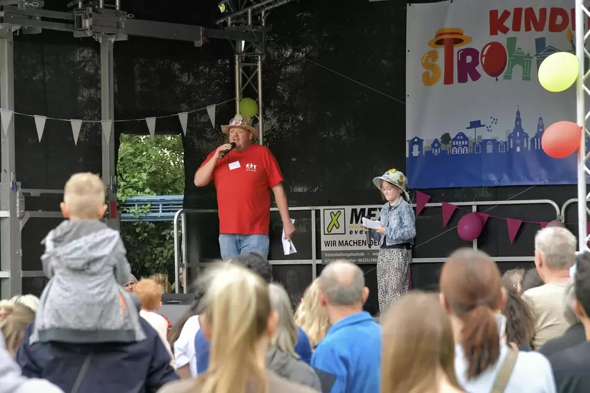 Frankenthaler Strohhutfest: »Mister Kinderstrohhutfest« Timo Schlüter moderiert.