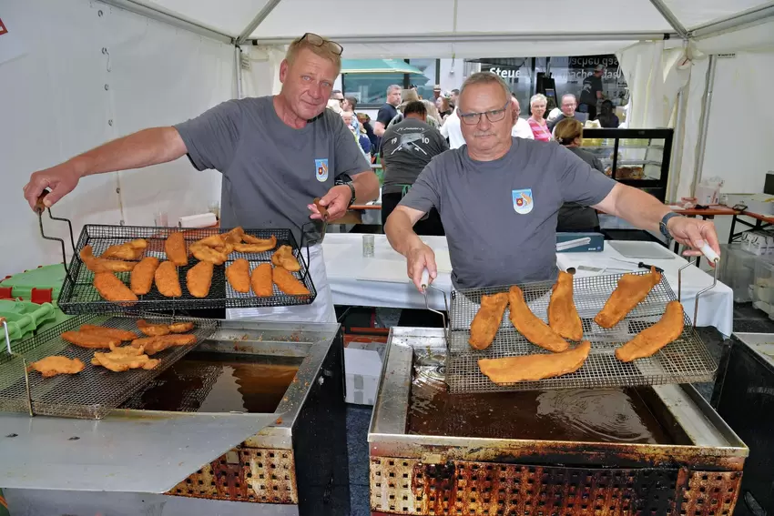 Frankenthaler Strohhutfest: Peter Brust mit Seelachs und Rotbarsch und Hans Grosch mit Zanderfilet beim Fischerverein.