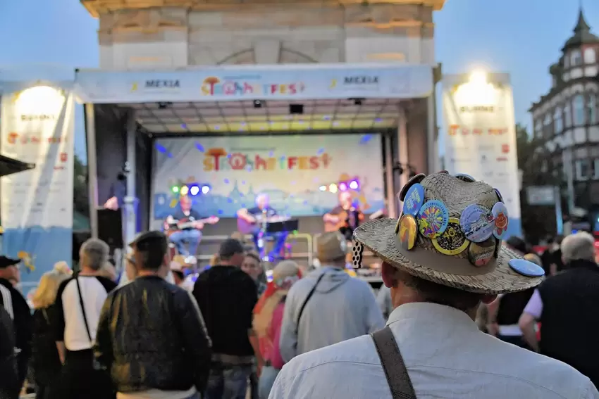 Frankenthaler Strohhutfest: Immer gut behütet waren die Besucher. Anplagd auf der Bühne am Speyerer Tor.