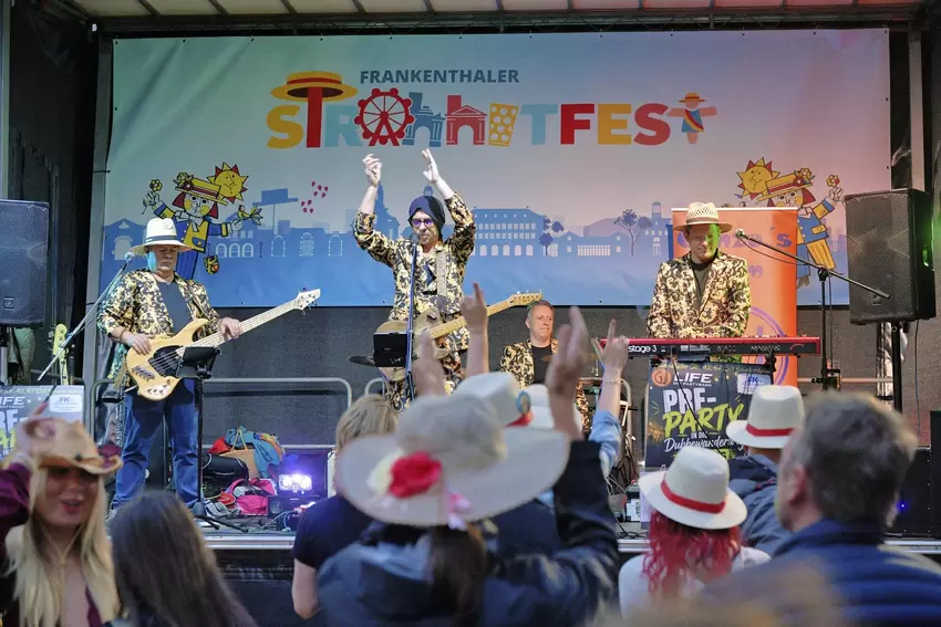 Frankenthaler Strohhutfest: Gonzo’s Jam auf der Bühne am Speyerer Tor.