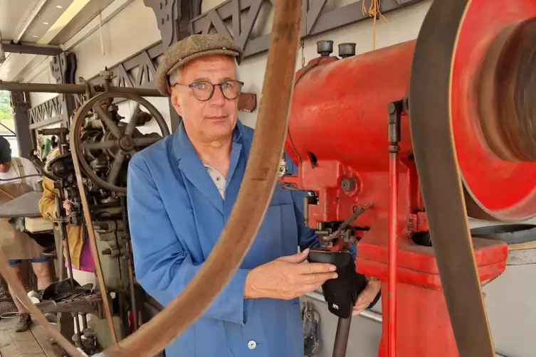 Einer von vielen Hinguckern: die rollende Schuhfabrik, hier mit Michael G&ouml;bbels an der l&auml;rmenden Zwickmaschine