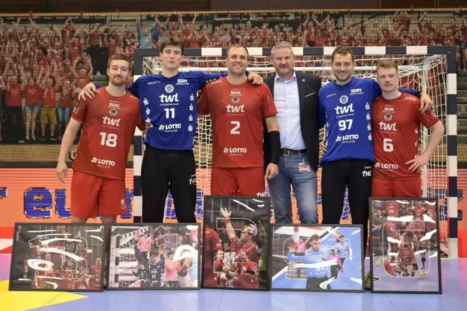 Spielerverabschiedung (von links): Leon Hein, Mats Grupe, Freddy Stüber, Eulen-Geschäftsführer Andreas Olbert, Ziga Urbic und Ti