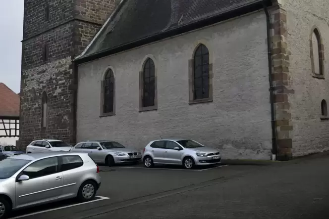 In der Brenngasse in Großkarlbach, an der Rückseite der Kirche, entfällt der Parkplatz, der hier am linken Bildrand zu sehen ist