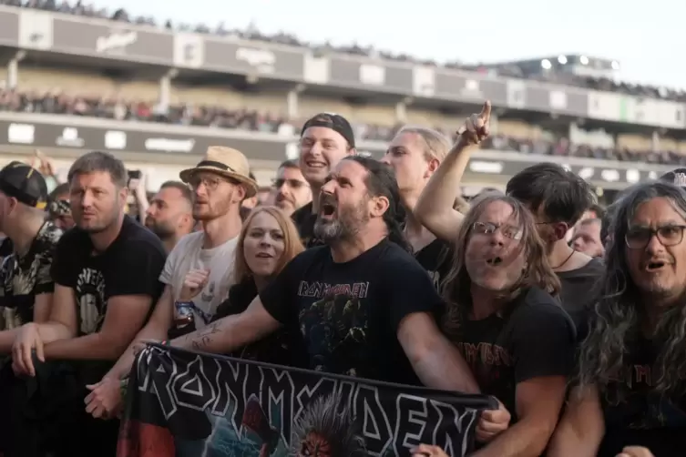 Die Fans feiern die Metal-Legenden von Iron Maiden. 