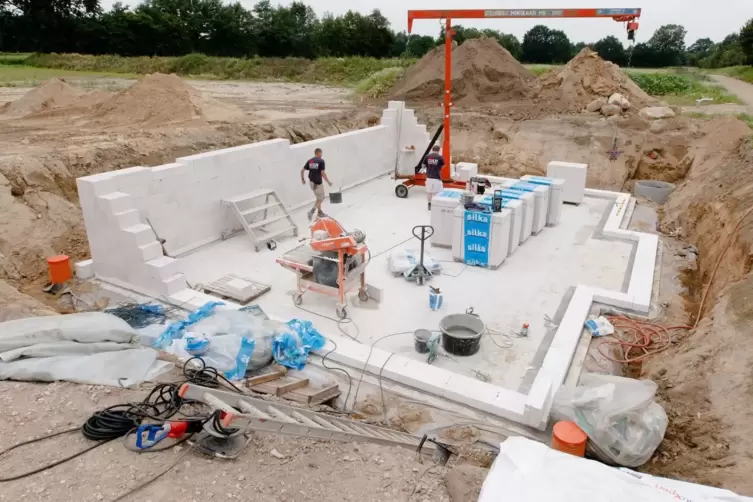 Baustelle eines Einfamilienhauses mit Keller