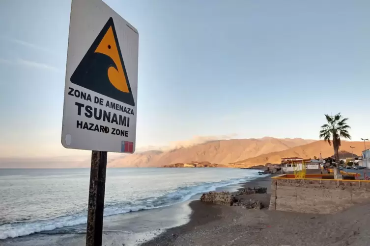 Tsunami-Warnschild an einem Strand in Chile