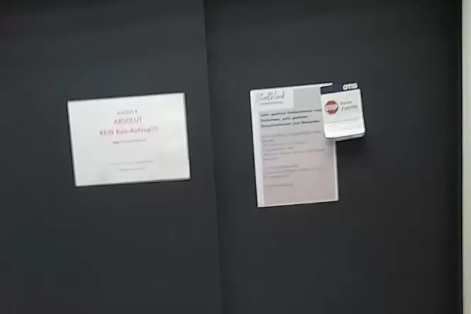 Schilder an der Tür informieren darüber, dass dieser Aufzug für Besucher und Patienten seit Monaten nicht genutzt werden kann.