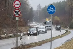 Ein eindeutig benutzungspflichtger Radweg mit entsprechendem Verkehrszeichen 237 StVO. Ein eindeutig benutzungspflichtger Radweg mit entsprechendem Verkehrszeichen 237 StVO.