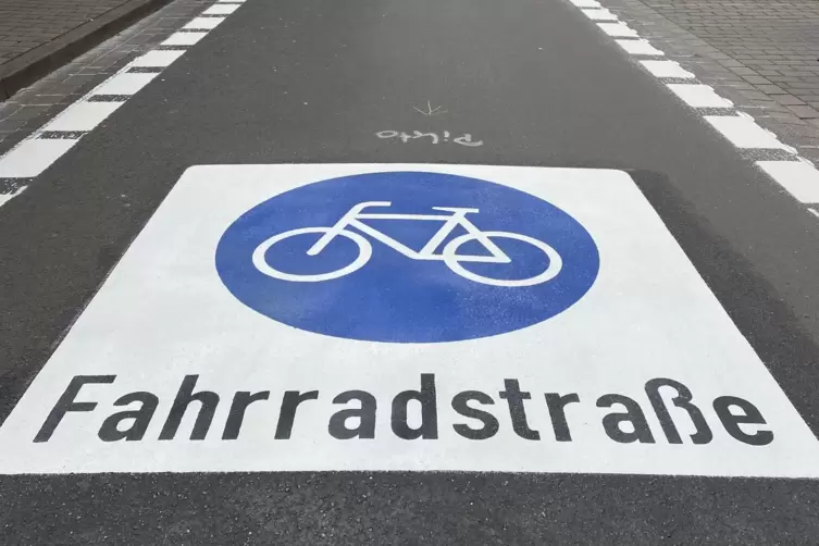 Eine Fahrradstra&szlig;e mit Piktogramm, hier die Parkstra&szlig;e. Bindend ist das Verkehrszeichen, das genauso aussieht. 
