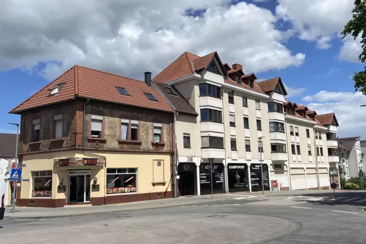 Wormser Landstra&szlig;e 1 an der Einm&uuml;ndung der Petschengasse: erste Einrichtung des neuen Mieters in Speyer.