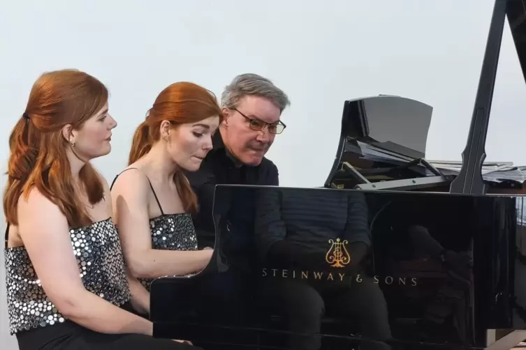 Mit Spaß bei der Sache: Clara und Marie Becker mit Dirk Wedmann. 