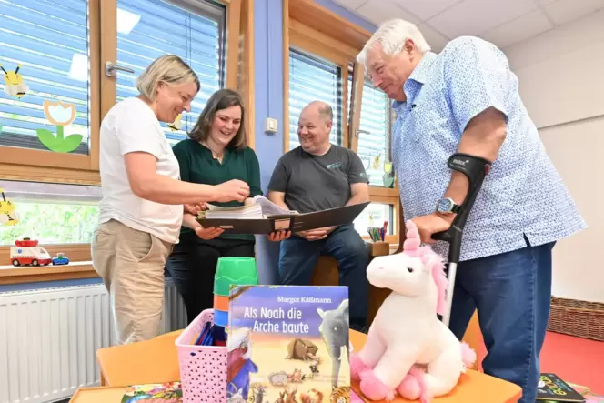 Gemeinsam für den Erhalt der Kita (von links): Leiterin Uschi Theis, Pfarrerin Sarah Schulze, Investor Michael Hellenbrand und B
