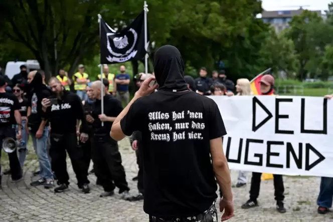 Historisch ist der Begriff Heimat belastet und umstritten: Unser Bild zeigt Teilnehmer einer rechtsextremen Demonstration in Ber
