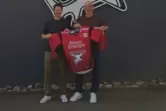 Dennis Schmidt (links, Head of Marketing Supremo Shoes & Boots GmbH) und Mirko Lüdemann (rechts, Leiter Sales Kölner Haie) freue