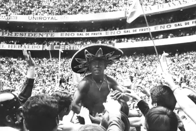 1970: Umbrandet vom Beifall der 100.000 Zuschauer im Aztekenstadion wird Brasiliens Legende Pele mit einem Sombrero auf dem Kopf