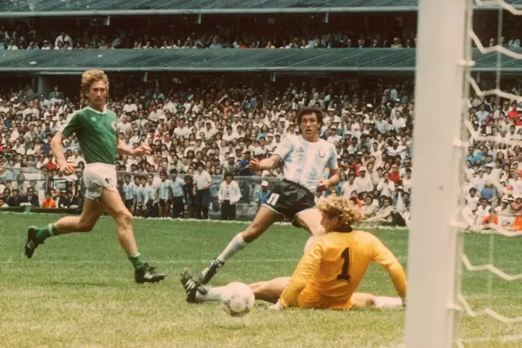 1986: Torwart Toni Schumacher st&uuml;rzt aus seinem Geh&auml;use, aber Argentiniens St&uuml;rmer Jorge Valdano gelingt das 2:0 im WM-Finale (l