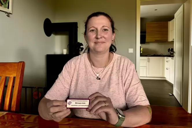 Ihr Namensschild aus der Zeit im Evangelischen hat Michaela Jensen aufgehoben. Es hängt bei ihr daheim am Kühlschrank.