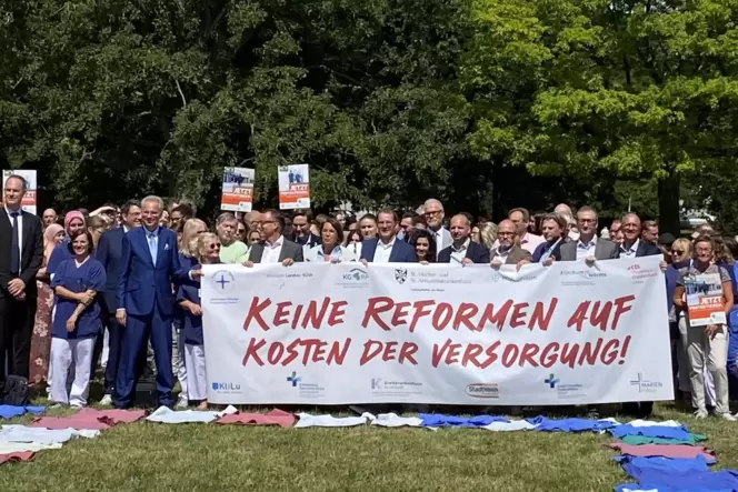Die Kliniken sorgen sich um ihre Existenz, die Beschäftigten um Löhne und Arbeitsplätze.
