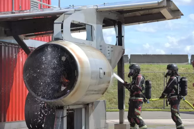 Feuerwehrleute zeigen an der Übungs- und Simulationsanlage der Triwo-Feuerwehr, wie Flugzeugbrände bekämpft werden.