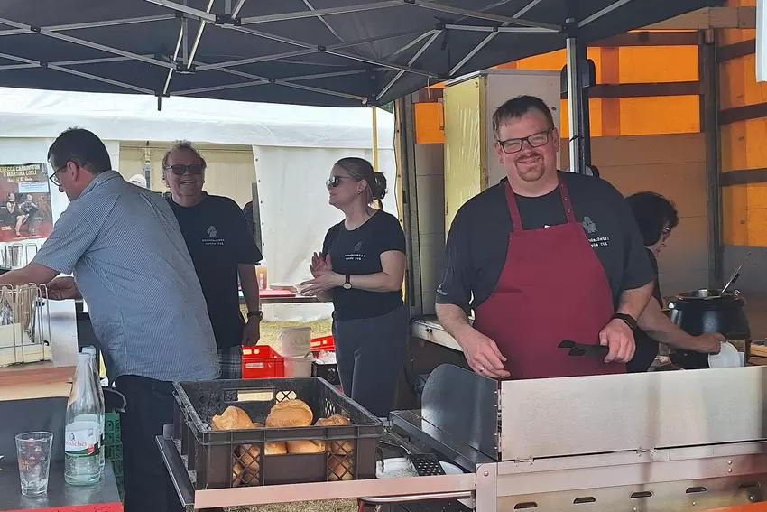 Am Grill: Christoph Siebert vom Weingut Schenk-Siebert.
