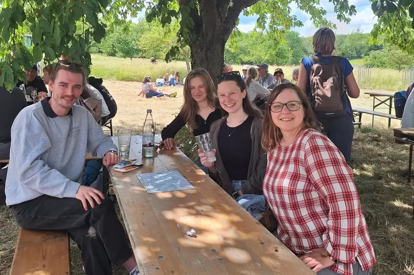 Genießen das Ambiente: Anne Korn (vorne rechts) aus Kaiserslautern mit Anna Mattheis (daneben), Dana Zalik (hinten) sowie Felix