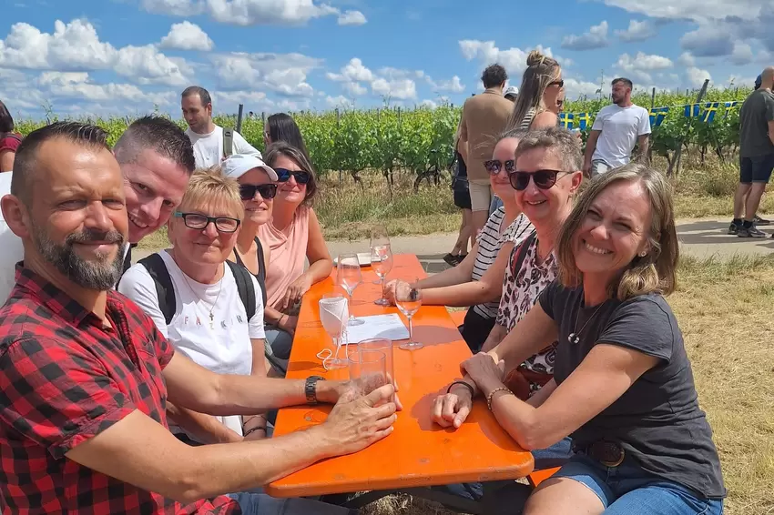 Für sie ist es ein Heimspiel: Weinberg-Wanderer aus Sausenheim und Umgebung.