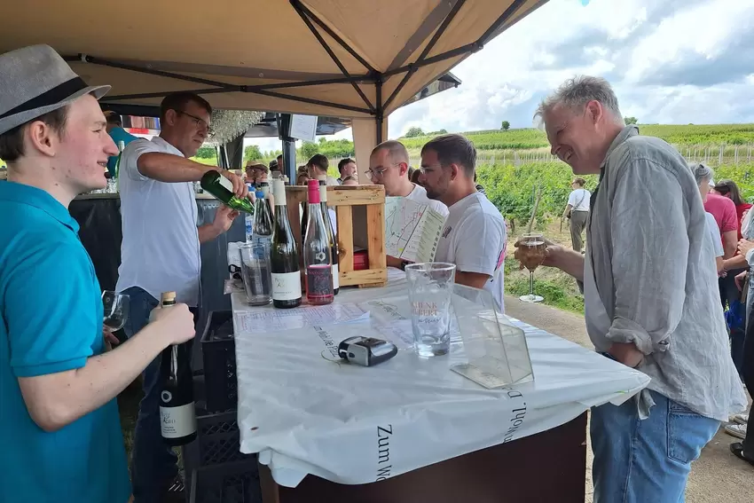 Am Ausschank: Besucher der Höllenpfad-Weinaderung.