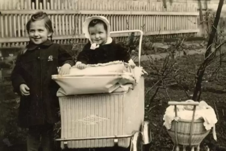 Um 1943: Dorothea Klette im Kinderwagen mit ihrer &auml;lteren Schwester in Schluckenau in Nordb&ouml;hmen.