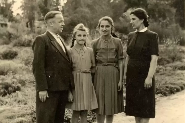 1953: Dorothea Klette im Speyerer Domgarten mit ihrer &auml;lteren Schwester und den Eltern. 