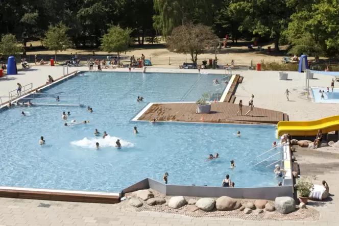 An Dienstagen soll das Warmfreibad nun doch bereits am Morgen öffnen.