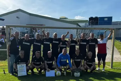 Das Foto zeigt (stehend von links) AH-Kreisspielleiter Wolfgang Hunsicker, Dieter Ballbach, Andreas Langner, Klaus Matheis, Albe