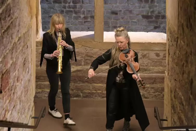  Ida Gillner und Livet Nord beginnen ihre musikalische Reise im innern des Judenbads.