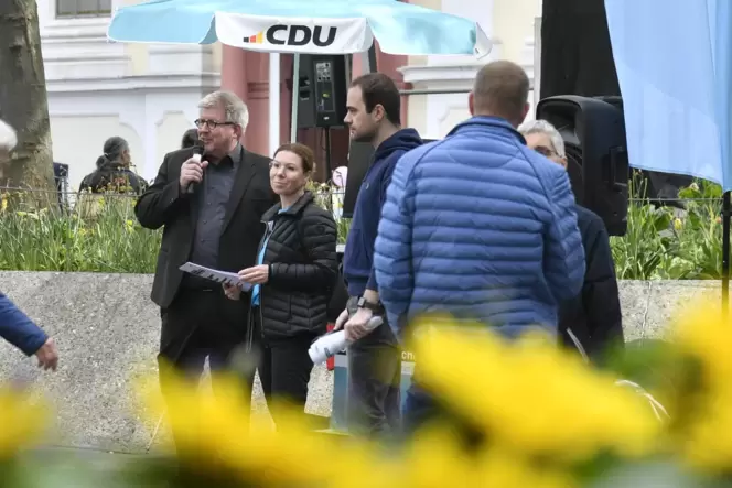 Durch die Blume: Frankenthals CDU-Fraktionschef Martin Schuff (am Mikrofon) verwahrte sich gegen harsche Kritik seines Stadtrats Durch die Blume: Frankenthals CDU-Fraktionschef Martin Schuff (am Mikrofon) verwahrte sich gegen harsche Kritik seines Stadtrats