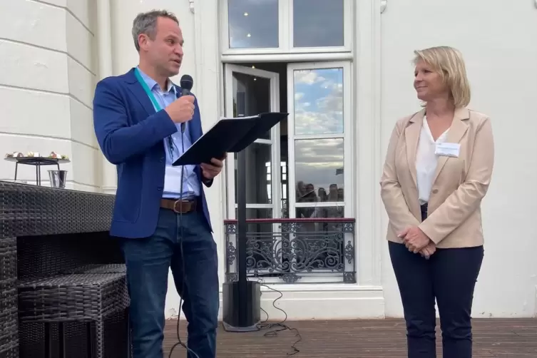 Beigeordneter Denis Clauer dankte B&uuml;rgermeisterin Sandrine Berno dos Santos f&uuml;r den herzlichen Empfang. 