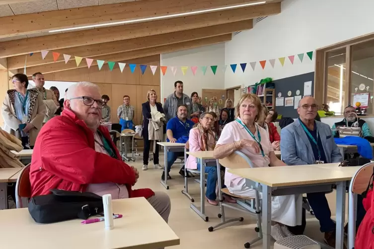 In Poissy konnte sich die Delegation eine neue Schule von innen anschauen. 
