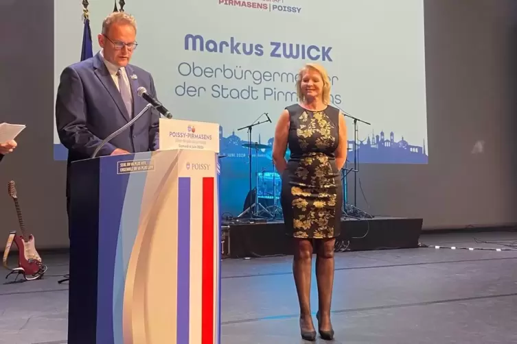 OB Markus Zwick und die B&uuml;rgermeisterin von Poissy Sandrine Berno dos Santos. 