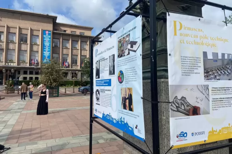 Gegen&uuml;ber des Rathauses von Poissy informiert eine Fotoausstellung &uuml;ber Pirmasens. 