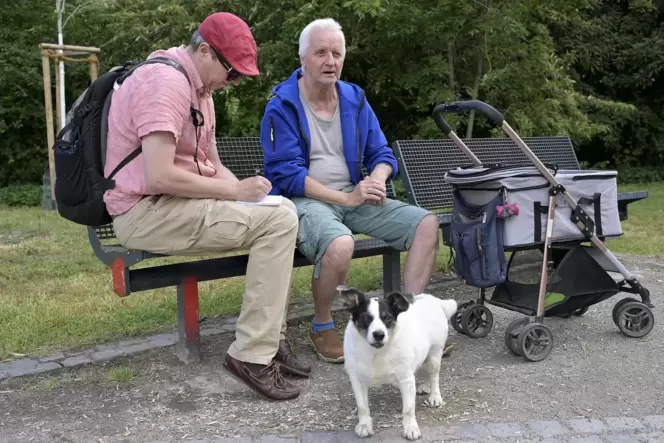 »Wir haben in Ludwigshafen nur wenige Parks«, sagt Horst Mehlhorn (rechts) im Gespräch mit Volker Endres.
