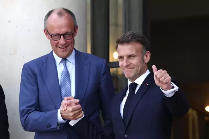 Frankreichs Präsident Macron (rechts) hat angeboten, den französischen Atomschutzschirm auf Europa auszuweiten.