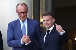 Frankreichs Präsident Macron (rechts) hat angeboten, den französischen Atomschutzschirm auf Europa auszuweiten. 