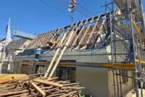 Das Milchhaisel am Dorfplatz steht vor einer neuen Zukunft. Das marode Dach wurde erneuert.