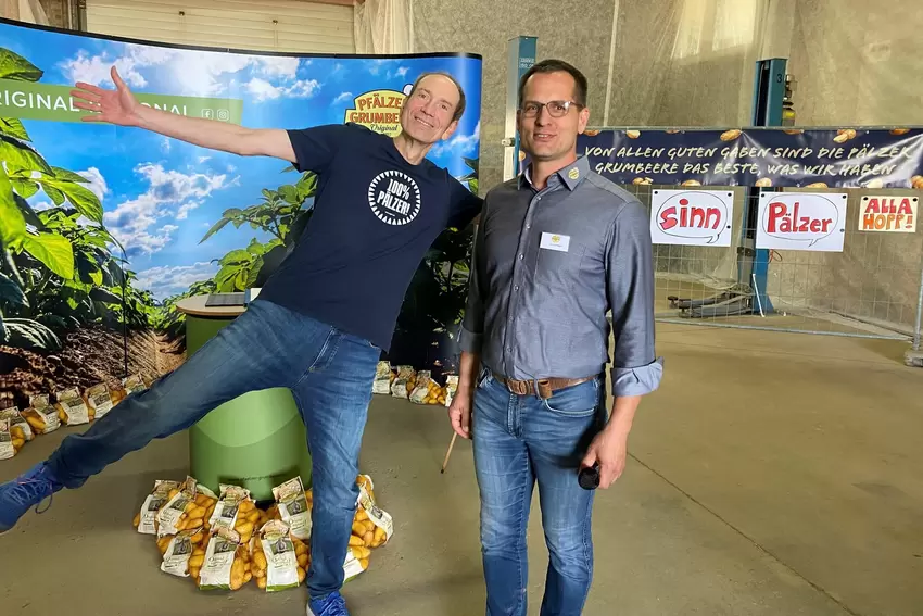 Immer für einen Spaß zu haben: Steffen Boiselle (links) mit dem Vorsitzenden der Erzeugergemeinschaft, Hartmut Magin.