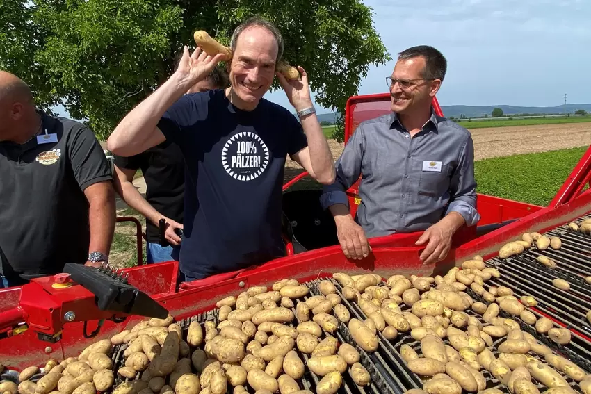 Ne, ist doch nur Spaß. Das erheitert auch Hartmut Magin (rechts).