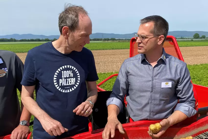 Gespräch unter Kartoffelexperten: Steffen Boiselle (links) und Hartmut Magin.