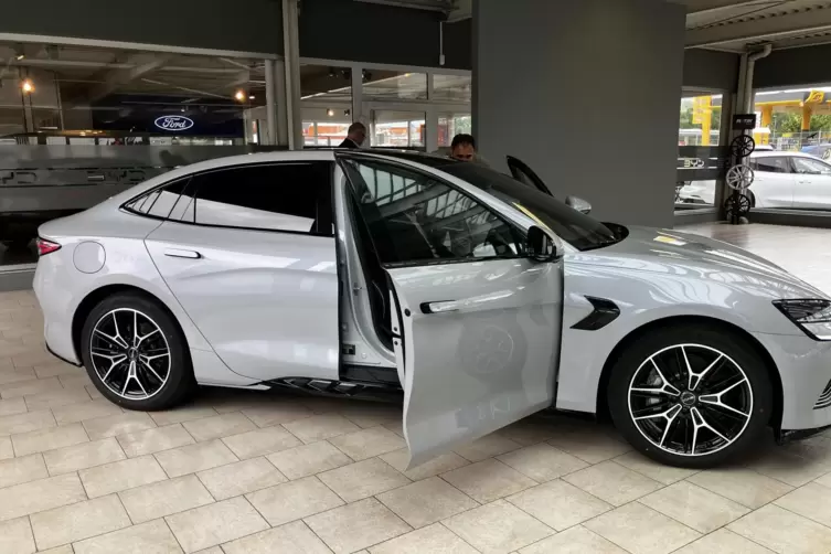 Zeigt sich im Showroom: der BYD Seal.