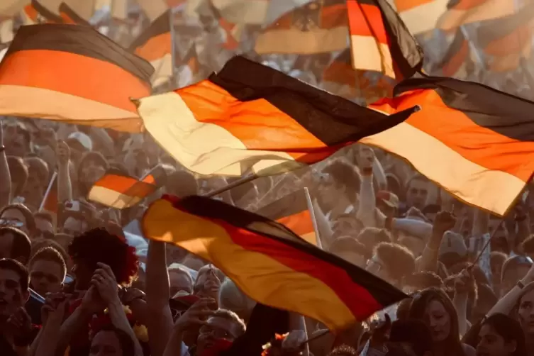 WM 2006: Ein Foto von damals, Deutschlandfahnen wurden selbstverst&auml;ndlich &uuml;berall geschwenkt. Das Land war im Freudentaumel. 