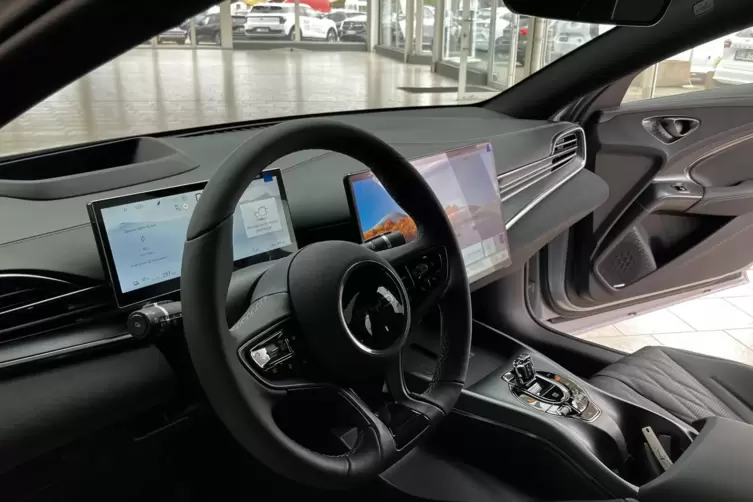 Ein Blick in den Innenraum des Elektrofahrzeugs. 