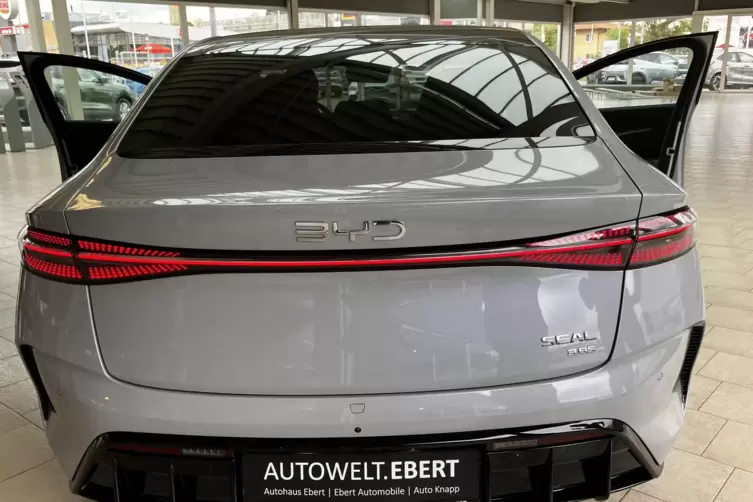 Der BYD Seal. Die Zahl am Heck, 3,8s, gibt nicht wie vom Verbrenner gew&ouml;hnt den Hubraum an, sondern die Beschleunigung von 0 auf