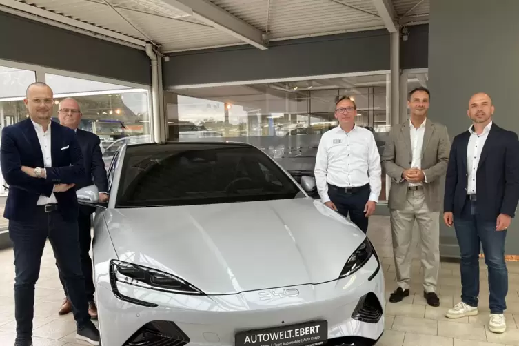 Die Autowelt-Ebert-F&uuml;hrungsriege um Gesch&auml;ftsf&uuml;hrer Volker Knapp (re.), Centerleiter Mario Deutschler (3.v.r.) und der neue BYD.