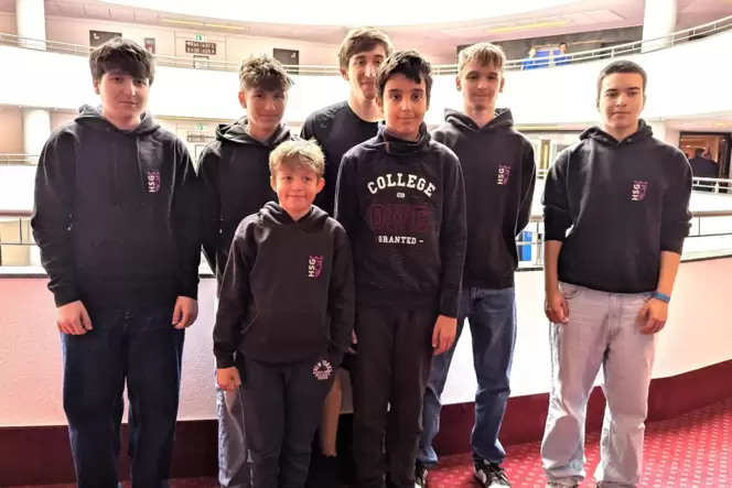 Das Team des Hohenstaufen-Gymnasiums bei den deutschen Meisterschaften: (hintere Reihe von rechts nach links) Levent Klein, Jan